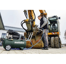 Compresseur Metabo Basic 400-50 V pour l'entretien d'une pelleteuse avec une pompe à graisse pneumatique.