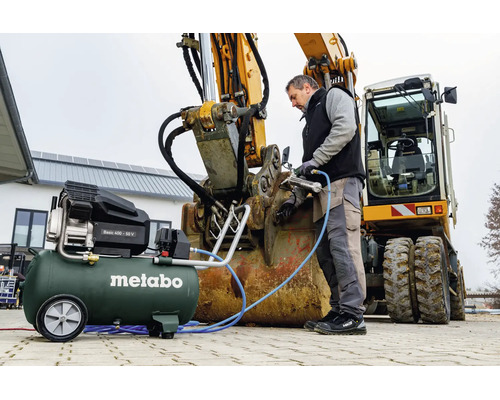Compresseur Metabo Basic 400-50 V pour l'entretien d'une pelleteuse avec une pompe à graisse pneumatique.
