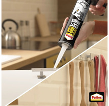 Application de la colle de montage Pattex sur une pièce métallique dans une cuisine lumineuse. Pattex Logo.