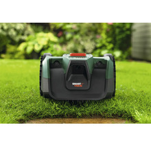 Bosch Mähroboter mit Smart Vision Kamera auf einer Rasenfläche in einem hellen Garten.