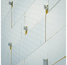Isolation de façade avec des panneaux isolants et des pattes de fixation métalliques lors du montage sur un mur.