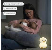 Stillende Frau mit Baby und Enten-Nachtlicht. Hinweise auf geringen Energieverbrauch, mobile Einsetzbarkeit und lange Laufzeit.