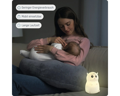 Frau stillt Baby auf Sofa, daneben leuchtet ein Hamster-Nachtlicht. Geringer Energieverbrauch, mobil einsetzbar und lange Laufzeit.