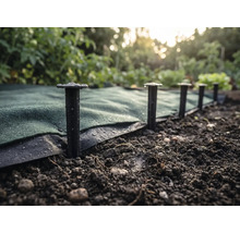 Piquets de fixation pour maintenir un feutre de jardinage dans le sol.