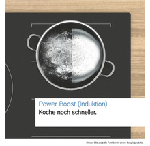 Induktionskochfeld mit Edelstahltopf und kochendem Wasser zur Demonstration der Power-Boost-Funktion.