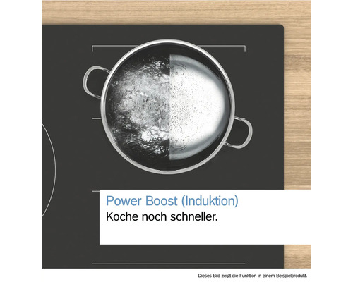 Induktionskochfeld mit Edelstahltopf und kochendem Wasser zur Demonstration der Power-Boost-Funktion.