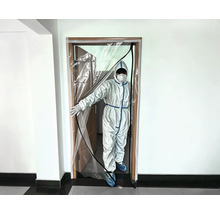 Porte de protection contre la poussière transparente avec fermeture éclair incurvée fixée sur un cadre de porte, personne en tenue de protection.
