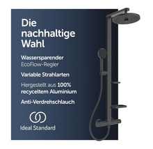 Schwarzes Duschsystem mit Kopfbrause, Handbrause, Thermostat und Ablagen. Aus 100 Prozent recyceltem Aluminium gefertigt. Ideal Standard Logo.