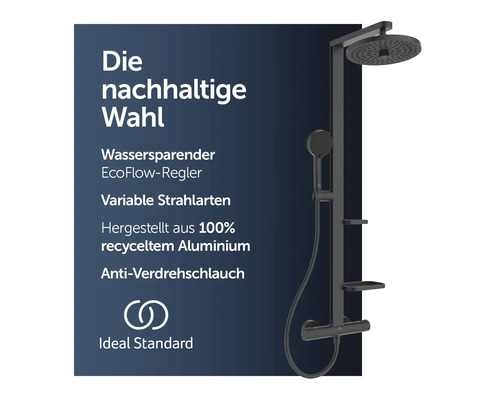 Schwarzes Duschsystem mit Kopfbrause, Handbrause, Thermostat und Ablagen. Aus 100 Prozent recyceltem Aluminium gefertigt. Ideal Standard Logo.