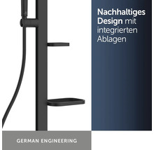 Schwarze Duschstange mit integrierten Ablagen, nachhaltigem Design und deutscher Ingenieurskunst.
