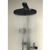 Runde Kopfbrause in Schwarz mit herabfließenden Wasserstrahlen.