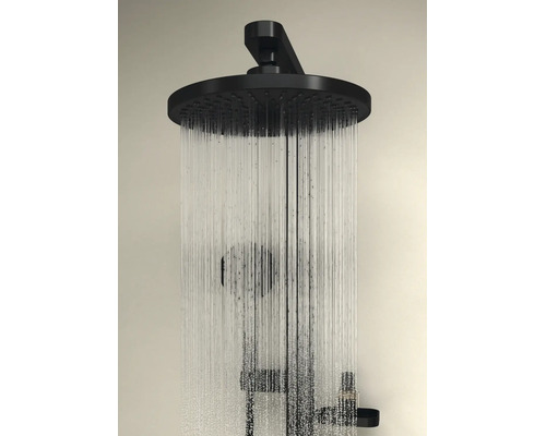 Runde Kopfbrause in Schwarz mit herabfließenden Wasserstrahlen.