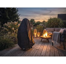 Schwarze Abdeckhaube auf einer Holzterrasse im Garten neben einer Feuerschale und Gartenmöbeln in der Abenddämmerung.