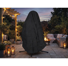 Schutzhülle für einen Hängesessel auf einer beleuchteten Terrasse mit Feuerschale, Loungemöbeln und Pflanzen in einer Abendstimmung.