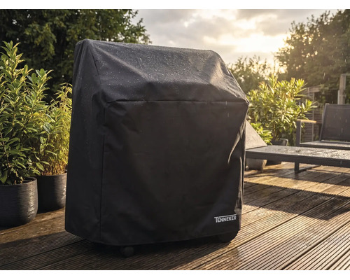 Wasserabweisende Tenneker Grill-Abdeckhaube auf einer hellen Holzterrasse im Garten bei Regen.