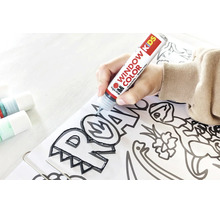 Main traçant des contours sur un modèle avec un liner Marabu Window Color Kids.
