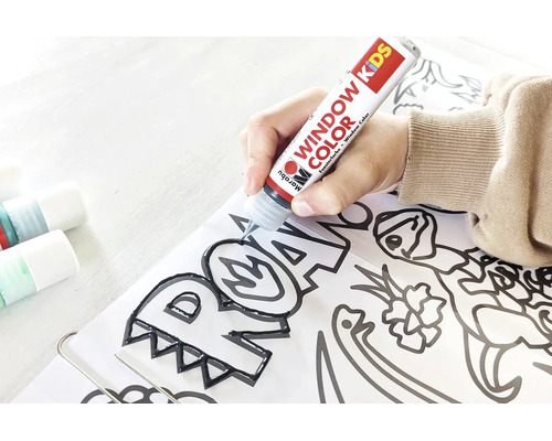 Main traçant des contours sur un modèle avec un liner Marabu Window Color Kids.