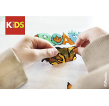 Mains d'enfant décollant un motif de peinture sur vitre avec un dessin de dinosaure. Logo Marabu et Logo KIDS.