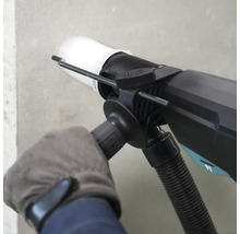 Perforateur avec kit d aspiration de poussière utilisé sur un mur.