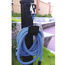 Borne fontaine pour le jardin avec tuyau d'arrosage flexible et robinet sur une colonne noire.