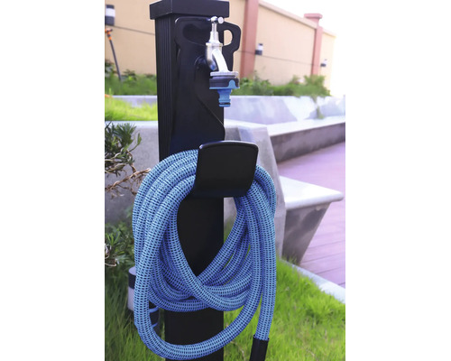 Borne fontaine pour le jardin avec tuyau d'arrosage flexible et robinet sur une colonne noire.