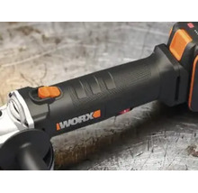 Vue détaillée d une meuleuse d angle Worx avec poignée ergonomique, interrupteur coulissant et Worx Logo.