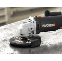 Meuleuse d angle WORX avec disque à tronçonner et capot de protection sur un établi.