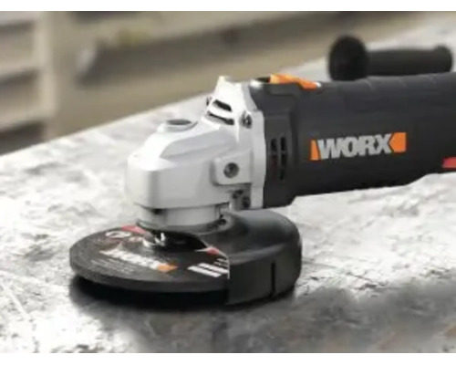 Meuleuse d angle WORX avec disque à tronçonner et capot de protection sur un établi.