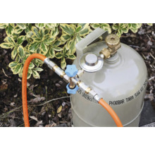 Bouteille de gaz avec régulateur de pression, vanne de dérivation double avec poignées et deux tuyaux de gaz raccordés à l'extérieur.