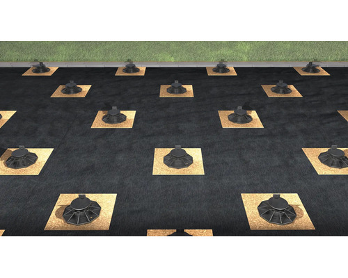 Plots de terrasse réglables pour la construction de terrasses, disposés sur des cales carrées et un feutre géotextile.