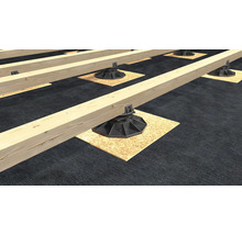 Sous-structure pour une terrasse en poutres de bois sur des plots réglables avec des cales de support sur un voile anti-racines.