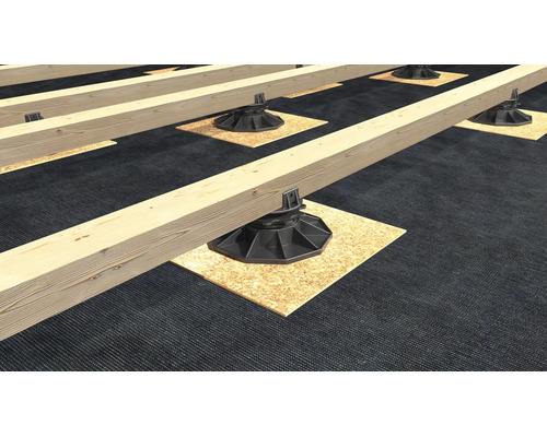 Sous-structure pour une terrasse en poutres de bois sur des plots réglables avec des cales de support sur un voile anti-racines.
