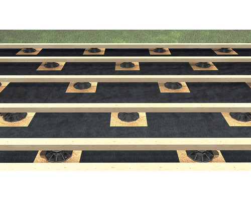 Sous-structure de terrasse avec lambourdes en bois sur plots réglables au-dessus d'un géotextile.