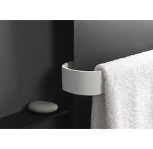 Porte-serviette blanc moderne et courbé avec une serviette suspendue.