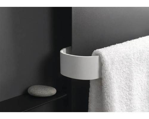 Porte-serviette blanc moderne et courbé avec une serviette suspendue.