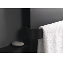 Porte-serviettes moderne noir courbé avec serviette blanche et petite étagère avec une pierre grise.