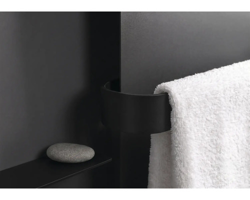 Porte-serviettes moderne noir courbé avec serviette blanche et petite étagère avec une pierre grise.