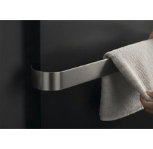 Porte-serviettes en métal brossé avec une serviette.