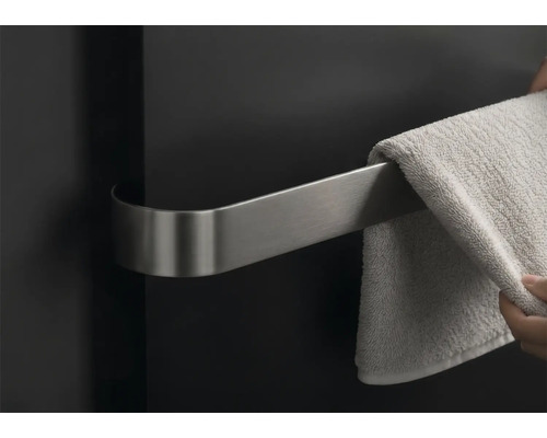 Porte-serviettes en métal brossé avec une serviette.