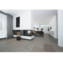 Salon moderne avec de grands carreaux de sol et une cheminée d'angle vitrée.