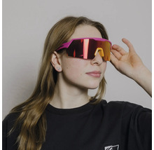 Frau mit pinker Sportsonnenbrille von Hornbach mit großen verspiegelten Gläsern.