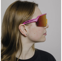 Person trägt eine pinke Schutzbrille mit orange verspiegelten Gläsern und Hornbach Logo, Seitenansicht.