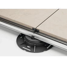 Plot pour terrasse avec système de profilés en aluminium et dalles de terrasse.
