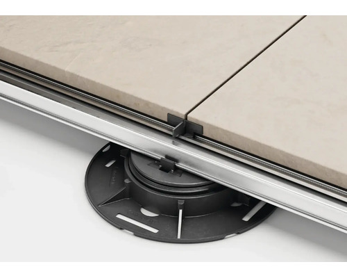 Plot pour terrasse avec système de profilés en aluminium et dalles de terrasse.