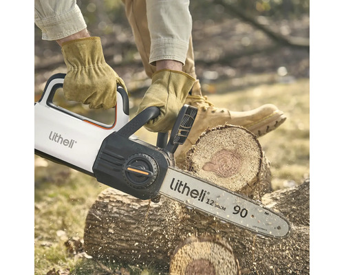 Une personne portant des gants de travail coupe un épais tronc d'arbre à l'extérieur avec une tronçonneuse à batterie Litheli.