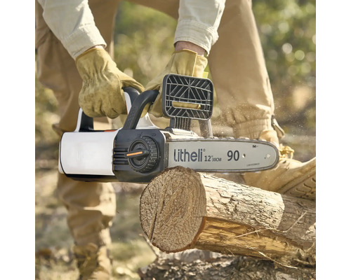 Tronçonneuse à batterie Litheli sciant un tronc d'arbre, utilisée par une personne portant des gants de travail.