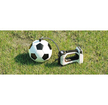 Pompe à air électrique portable Litheli gonflant un ballon de football sur une pelouse.