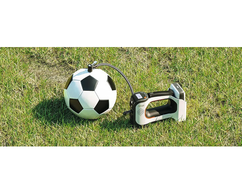 Pompe à air électrique portable Litheli gonflant un ballon de football sur une pelouse.