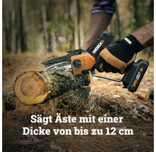 Scie d'élagage sans fil WORX coupant une branche d'une épaisseur allant jusqu'à 12 centimètres.