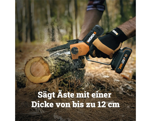 Scie d'élagage sans fil WORX coupant une branche d'une épaisseur allant jusqu'à 12 centimètres.